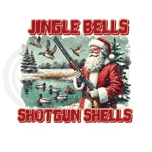 Könnte beinhalten: Der Weihnachtsmann, in einem roten Anzug mit weißem Bart und Hut, hält eine Schrotflinte. Er steht in einer verschneiten Winterlandschaft mit Enten im Wasser. Der Text "Jingle Bells Shotgun Shells" befindet sich oben und unten im Bild.