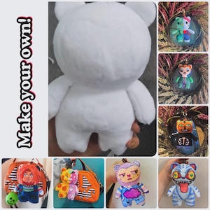 Könnte beinhalten: Eine Collage aus handgefertigten Plüschtieren und Accessoires. Das Bild zeigt ein großes weißes Bärenplüschtier sowie kleinere Plüschtiere verschiedener Charaktere, einige davon an Schlüsselanhängern und Taschen befestigt. Der Text "Make your own!" ist sichtbar.