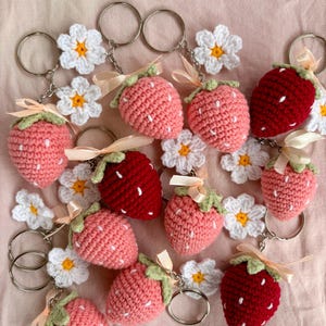 Portachiavi a forma di fragola fatto a mano all'uncinetto - Ciondolo per borsa kawaii con fiore