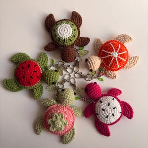 Virkad fruktsköldpadda nyckelring, amigurumi plysch, handgjord väskberlock, kiwi, jordgubb, drakfrukt, apelsin, vattenmelon