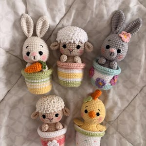 Virkad påskhare-lammkyckling i kruka – Amigurumi-påskdekor – Handgjord vårplysch – Söt påskkorg – Skrivbordsdekoration för barnkammaren