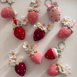Handgemachter gehäkelter Erdbeer Schlüsselanhänger - Taschenanhänger mit Blume - kleines handgemachtes Geschenk
