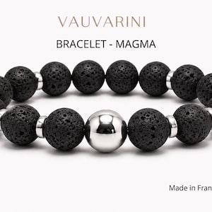 Peut inclure: Un bracelet composé de perles de lave noire poreuses et d'entretoises en métal argenté, centré par une sphère polie argentée. Le texte VAUVARINI BRACELET - MAGMA et Made in France est visible sur l'image.