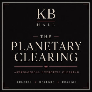 Może przedstawiać: Kwadratowy czarny nadruk graficzny z tekstem KB HALL THE PLANETARY CLEARING ASTROLOGICAL ENERGETIC CLEARING RELEASE RESTORE REALIGN jasną, kremową czcionką szeryfową, podkreślony małymi symbolami gwiazd i cienkimi poziomymi liniami.