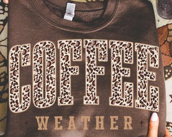 Kaffee Wetter PNG Shirt, Leopardenmuster Kaffee PNG, Kaffee Liebhaber Shirt Design, Herbst Frauen Shirt Design, Herbst Girly PNG, Gemütlicher Kaffee Design