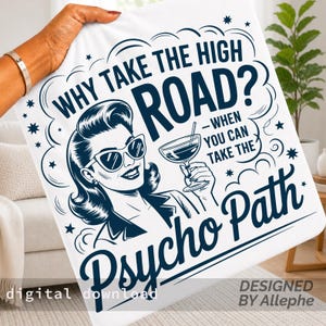 Può includere: Cuscino quadrato bianco con un'illustrazione retrò di una donna con occhiali da sole e un cocktail. Il testo recita: "PERCHÉ PRENDERE LA STRADA ALTA? QUANDO PUOI PRENDERE IL PERCORSO PSICO". Include "download digitale" e "DESIGNED BY Allephe".