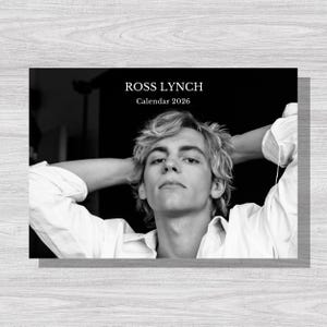Puede incluir: Calendario en blanco y negro con un retrato de Ross Lynch. El calendario está etiquetado como "ROSS LYNCH Calendar 2026". La imagen muestra a un joven con cabello claro y una camisa blanca.