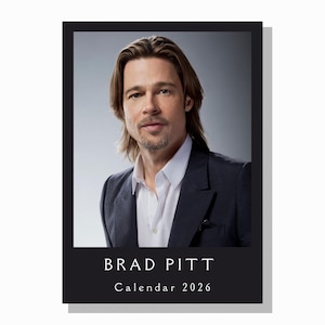 Könnte beinhalten: Ein Kalender mit einem Porträt von Brad Pitt. Das Bild ist in einen schwarzen Rahmen gesetzt, mit dem Text "BRAD PITT" und "Calendar 2026" in weißer Schrift unten. Der Hintergrund ist ein Grauton.