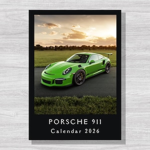 Op de afbeelding: Een groene Porsche 911 sportwagen staat afgebeeld op een kalender. De auto staat op een weg met een grasveld op de achtergrond. De kalender leest "PORSCHE 911 Calendar 2026".
