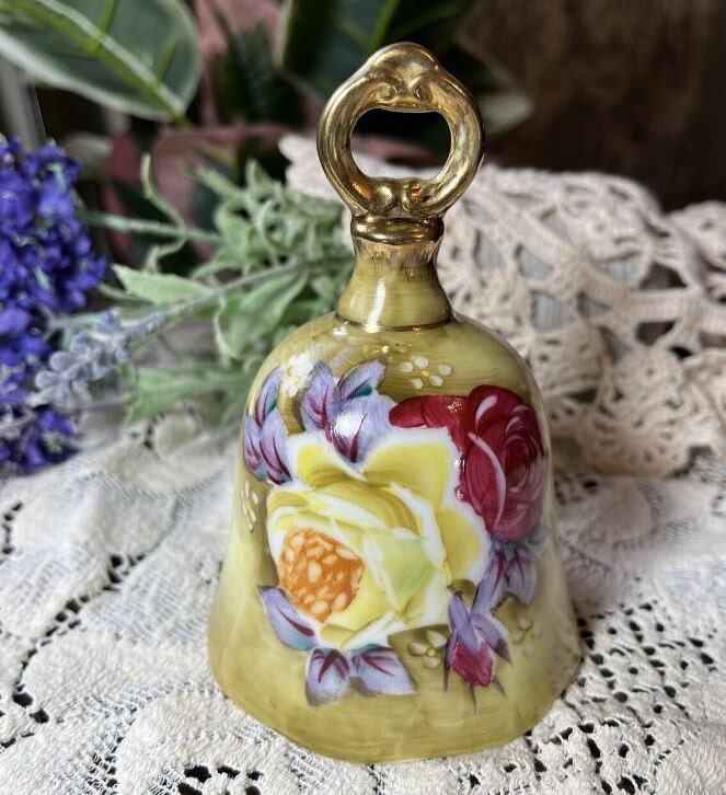 中国骨董:赤い漆器の蓋もの(桃の実と花) 赤坂 菊乃井 | 卯月 蓋物 伝助穴子桜花仕立て 筍 蕨 花弁独活 蓬