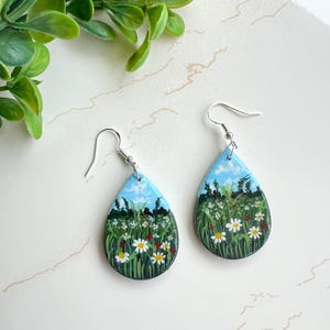Handgemaakte oorbellen met wilde bloemen: handbeschilderde polymeerklei, sterlingzilver