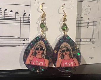 Sparkly Taylor photo earrings!