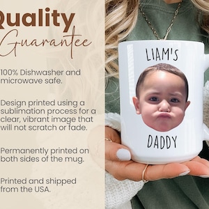 以下が含まれることがあります： 子供の顔と「LIAM'S DADDY」の文字が入った白いセラミックマグカップ。マグカップは食器洗い機と電子レンジに対応しており、昇華プロセスで印刷されたデザインです。マグカップは両面に印刷されています。