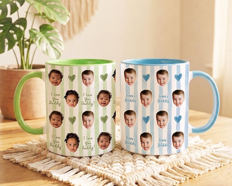 Może przedstawiać: Dwa ceramiczne kubki ze spersonalizowanymi zdjęciami i tekstem. Jeden kubek ma zielony uchwyt i wnętrze, drugi ma niebieski uchwyt i wnętrze. Oba kubki zawierają zdjęcia dzieci, serca oraz frazy "I Love You Daddy" i "Juan's Daddy".