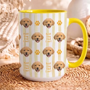 Może przedstawiać: Biały ceramiczny kubek z ż&oacute;łtym uchwytem i wnętrzem. Kubek jest ozdobiony zdjęciami szczeniąt golden retriever, śladami łap i napisem "Best Dog Dad Ever!"