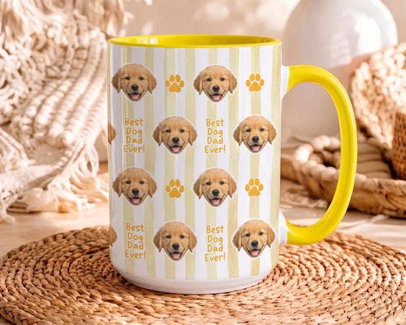 Może przedstawiać: Biały ceramiczny kubek z ż&oacute;łtym uchwytem i wnętrzem. Kubek jest ozdobiony zdjęciami szczeniąt golden retriever, śladami łap i napisem "Best Dog Dad Ever!"