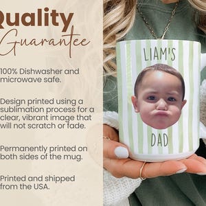 K&ouml;nnte beinhalten: Wei&szlig;er Keramikbecher mit gr&uuml;n-wei&szlig;em Streifenmuster. Der Becher zeigt ein Kinderfoto und den Text "LIAM'S DAD". Der Becher ist sp&uuml;lmaschinen- und mikrowellengeeignet.