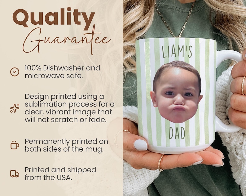 K&ouml;nnte beinhalten: Wei&szlig;er Keramikbecher mit gr&uuml;n-wei&szlig;em Streifenmuster. Der Becher zeigt ein Kinderfoto und den Text "LIAM'S DAD". Der Becher ist sp&uuml;lmaschinen- und mikrowellengeeignet.