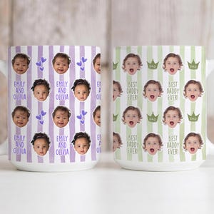 Może przedstawiać: Dwa białe ceramiczne kubki z personalizowanym wzorem. Jeden kubek ma fioletowe paski z zdjęciami i napisem "EMILY AND OLIVIA". Drugi kubek ma zielone paski z zdjęciami i napisem "BEST DADDY EVER!"