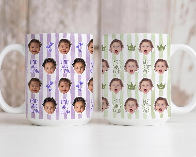 Może przedstawiać: Dwa białe ceramiczne kubki z personalizowanym wzorem. Jeden kubek ma fioletowe paski z zdjęciami i napisem "EMILY AND OLIVIA". Drugi kubek ma zielone paski z zdjęciami i napisem "BEST DADDY EVER!"