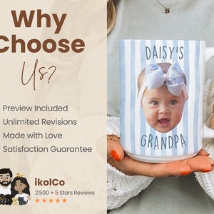 K&ouml;nnte beinhalten: Eine wei&szlig;e Keramiktasse mit blau gestreiftem Hintergrund und einem Babyfoto. Auf der Tasse steht "DAISY'S GRANDPA". Das Bild enth&auml;lt auch den Text "Why Choose Us?" und "ikolCo".