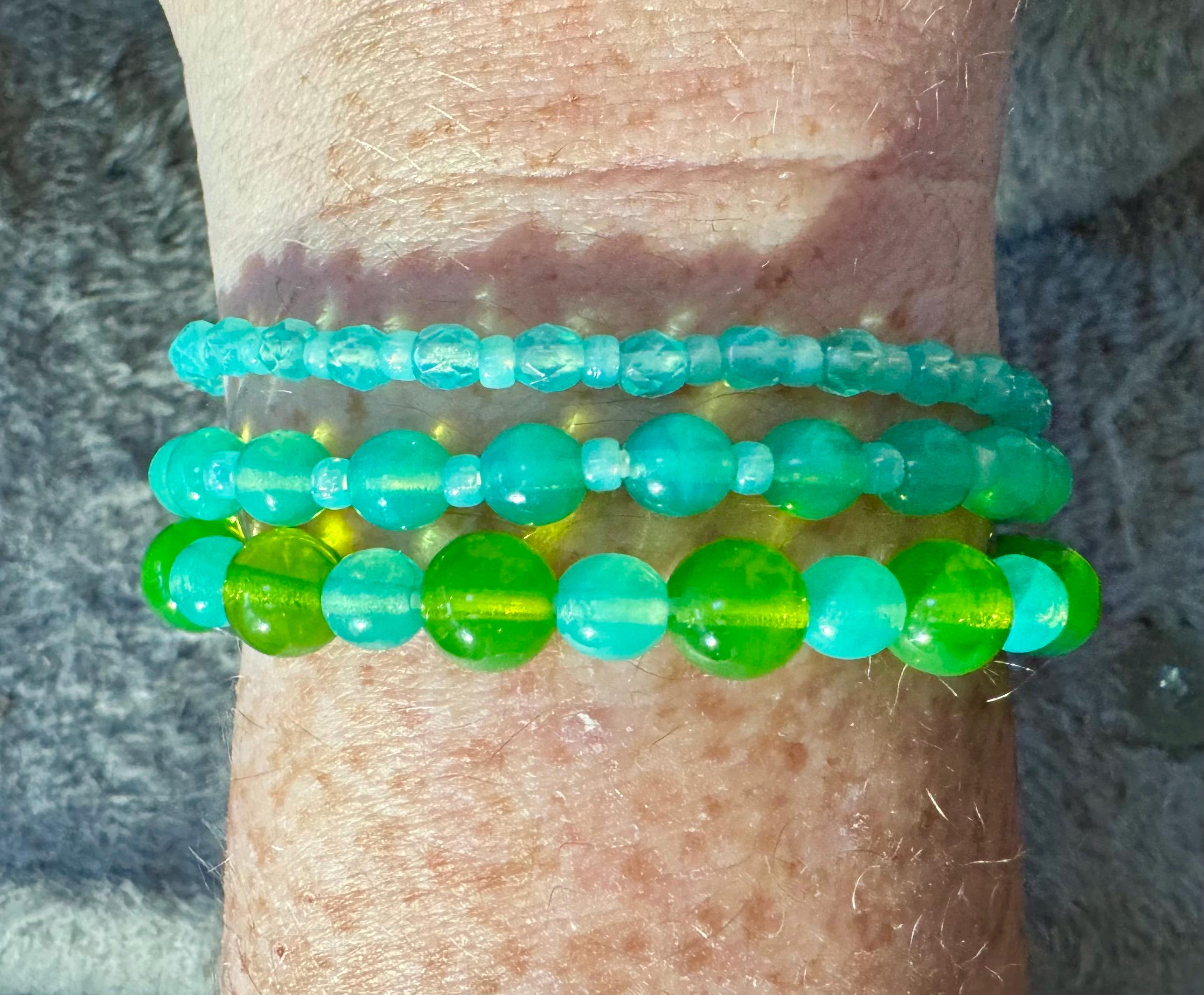 ウランガラスストレッチブレスレット - 4 mm ファセットブルーグリーン