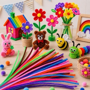 Puede incluir: Una colección de manualidades con limpiapipas de colores, que incluye una casa rosa, flores, un conejito con una zanahoria, un osito de peluche, una abeja y una oruga. También hay una variedad de limpiapipas multicolores y pompones, lo que sugiere un tema artesanal.