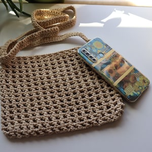 Aus Baumwollgarn gehäkelte Umhängetasche - Crossbody Bag mit langem Riemen - 24 cm x 18 cm