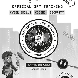 Może przedstawiać: Czarno-biała ilustracja logo agencji szpiegowskiej z tekstem "Children's Spy Agency" i "Question Everything". Logo przedstawia globus ze stylizowanym okiem w sześciokącie. Tekst "Approved" znajduje się w prostokącie w prawym górnym rogu obrazu.