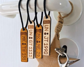 Wooden license plate pendant with engraving – custom text like car license plate – personalized – gift for car fans – keyring