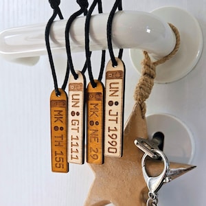 Houten kentekenplaat hanger met gravering – aangepaste tekst zoals kentekenplaat – gepersonaliseerd – cadeau voor autoliefhebbers – sleutelhanger