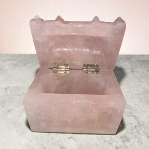 Pink Rose Quartz Trunk with Lid – Functional Crystal Treasure Box