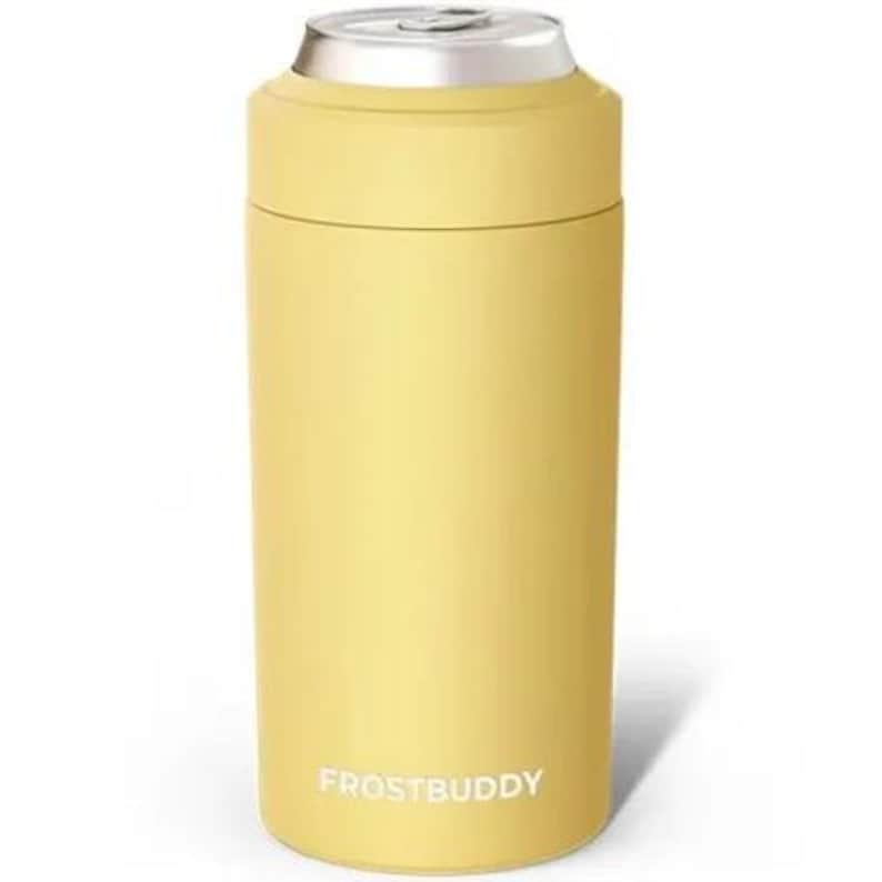 Puede incluir: Un enfriador de latas cil&iacute;ndrico de color amarillo p&aacute;lido con un acabado mate suave y un borde de metal plateado en la parte superior. La palabra FROSTBUDDY est&aacute; impresa en letras may&uacute;sculas blancas cerca de la base de este soporte t&eacute;rmico.