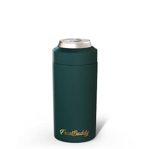 Puede incluir: Un enfriador de latas cil&iacute;ndrico y aislado de color verde bosque oscuro con un borde superior de metal plateado. El nombre de la marca FrostBuddy est&aacute; impreso en una fuente cursiva dorada cerca de la parte inferior del recipiente.