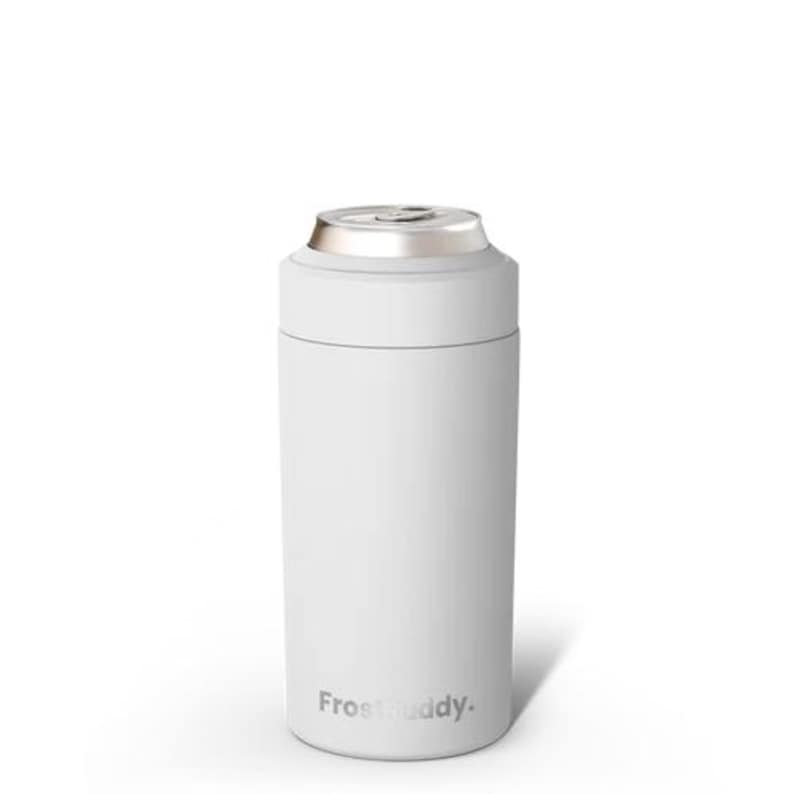 Puede incluir: Un enfriador de latas cil&iacute;ndrico en color blanco mate con un borde superior de metal plateado. El nombre de la marca Frostbuddy est&aacute; impreso en letras peque&ntilde;as de color gris oscuro sin remates cerca de la base. El exterior tiene un acabado liso.