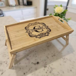 Personalisiertes Serviertablett mit faltbaren Beinen, TV-Tablett, Frühstücksbett-Tablett, Hochzeitsgeschenk, Hauseinweihungsgeschenk, Realtor-Geschenk, Charcuterie-Brett