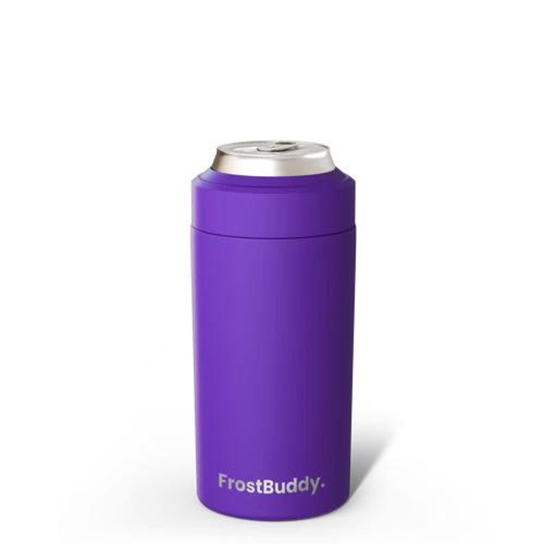 Puede incluir: Un enfriador de latas aislado de color morado con un borde superior de metal plateado. El recipiente cil&iacute;ndrico presenta el texto blanco FrostBuddy impreso cerca de la base. El dise&ntilde;o incluye una secci&oacute;n superior extra&iacute;ble y un acabado mate.
