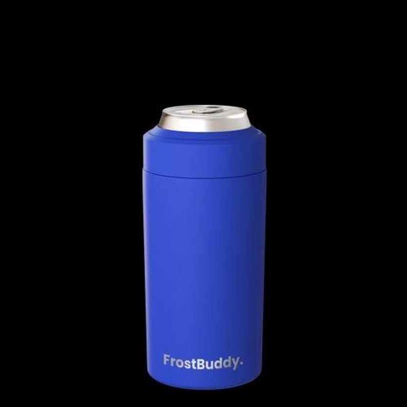 Puede incluir: Un enfriador de latas cil&iacute;ndrico de color azul con un borde superior de metal plateado. El nombre de la marca FrostBuddy est&aacute; impreso en letras blancas cerca de la parte inferior del exterior. El dispositivo est&aacute; dise&ntilde;ado para sujetar una lata.