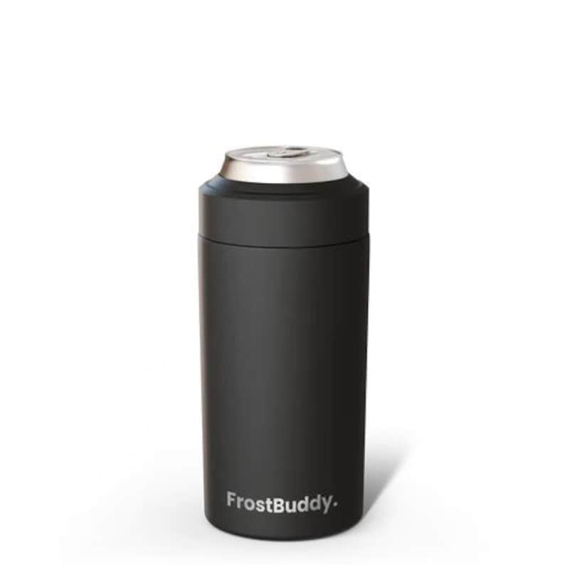 Puede incluir: Un enfriador de latas cil&iacute;ndrico de color negro mate con un borde superior de metal plateado. El nombre de la marca FrostBuddy est&aacute; impreso en letras blancas sin remates cerca de la parte inferior del exterior. El dise&ntilde;o tiene un acabado liso y s&oacute;lido.