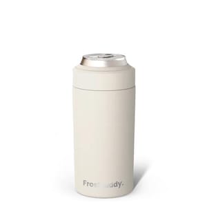 Puede incluir: Un enfriador de latas aislado de color crema mate con un borde superior de plata met&aacute;lica. El soporte cil&iacute;ndrico para bebidas presenta el nombre de la marca FrostBuddy impreso en una fuente sans-serif gris oscuro cerca de la base exterior.