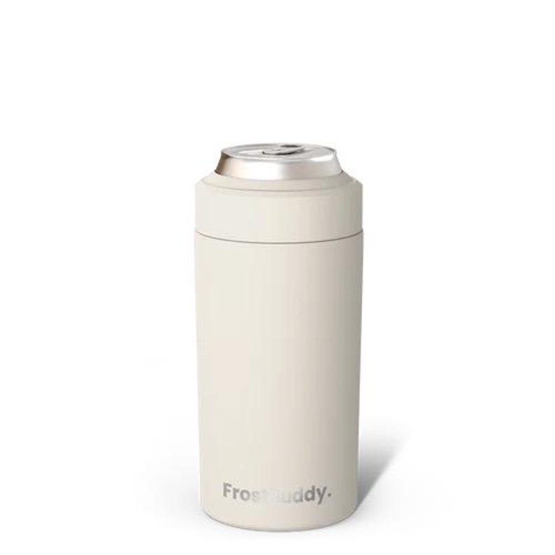 Puede incluir: Un enfriador de latas aislado de color crema mate con un borde superior de plata met&aacute;lica. El soporte cil&iacute;ndrico para bebidas presenta el nombre de la marca FrostBuddy impreso en una fuente sans-serif gris oscuro cerca de la base exterior.