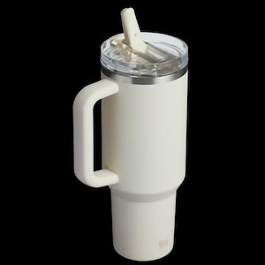 Puede incluir: Vaso t&eacute;rmico aislado de color crema con asa y tapa transparente. El vaso tiene una pajita y un borde plateado. El asa es de color crema a juego. Dise&ntilde;ado para mantener las bebidas fr&iacute;as o calientes durante horas.