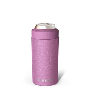 Puede incluir: Un enfriador de latas cil&iacute;ndrico aislado con un acabado rosa brillante y un borde rosa mate s&oacute;lido. La parte superior de una lata de bebida de aluminio plateado es visible sobresaliendo de la abertura. La palabra FROSTBUDDY est&aacute; impresa en letras plateadas peque&ntilde;as en la base.
