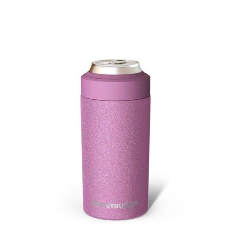 Puede incluir: Un enfriador de latas cil&iacute;ndrico aislado con un acabado rosa brillante y un borde rosa mate s&oacute;lido. La parte superior de una lata de bebida de aluminio plateado es visible sobresaliendo de la abertura. La palabra FROSTBUDDY est&aacute; impresa en letras plateadas peque&ntilde;as en la base.