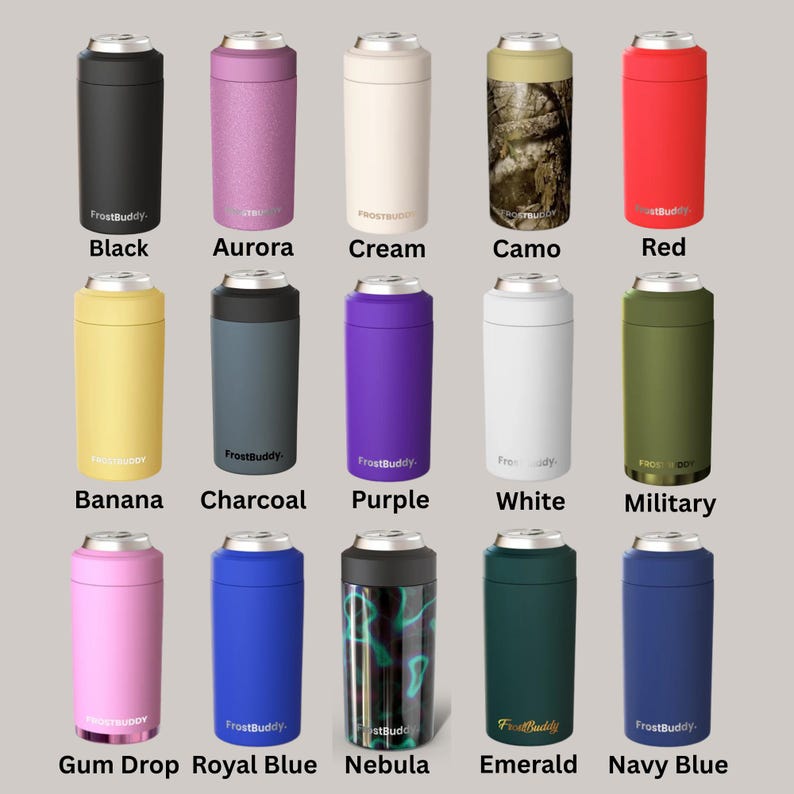 Puede incluir: Una colecci&oacute;n de quince enfriadores de latas cil&iacute;ndricos FrostBuddy dispuestos en tres filas. Los colores incluyen negro, aurora, crema, camuflaje, rojo, banana, carb&oacute;n, morado, blanco, verde militar, rosa chicle, azul real, nebulosa, esmeralda y azul marino.