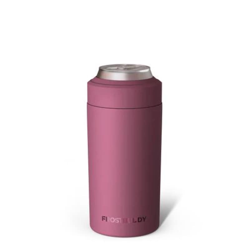Puede incluir: Un enfriador de latas aislado de color malva mate con un borde superior de plata met&aacute;lica. El recipiente cil&iacute;ndrico presenta un acabado exterior liso de color s&oacute;lido y el nombre de la marca FROSTBUDDY impreso en letras oscuras peque&ntilde;as.