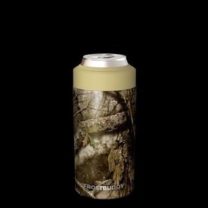 Puede incluir: Un enfriador de latas cil&iacute;ndrico con un patr&oacute;n de camuflaje forestal realista en tonos marrones, verdes y grises. El borde superior es de un color beige claro s&oacute;lido y la palabra FROSTBUDDY est&aacute; impresa en letras blancas cerca de la base.