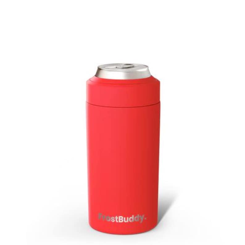 Puede incluir: Un enfriador de latas cil&iacute;ndrico de color rojo brillante con un borde superior de metal plateado. El nombre de la marca FrostBuddy est&aacute; impreso en color gris claro cerca de la base. El dise&ntilde;o presenta un acabado mate liso en todo el exterior.