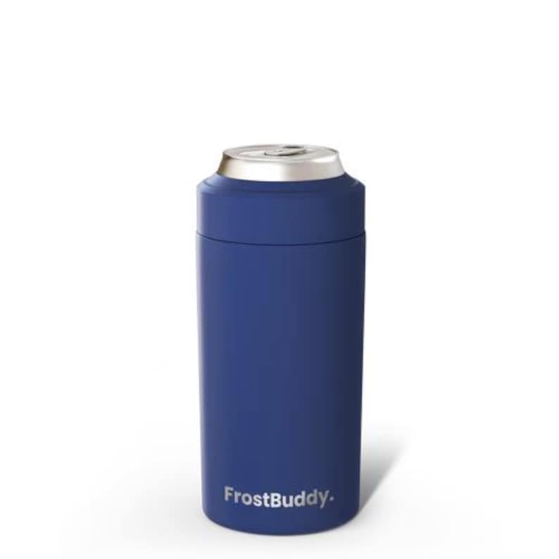 Puede incluir: Un enfriador de latas aislado en color azul marino mate con un borde plateado en la parte superior. El recipiente cil&iacute;ndrico presenta el texto blanco FrostBuddy impreso cerca de la base. El dise&ntilde;o es elegante y vertical para una lata.