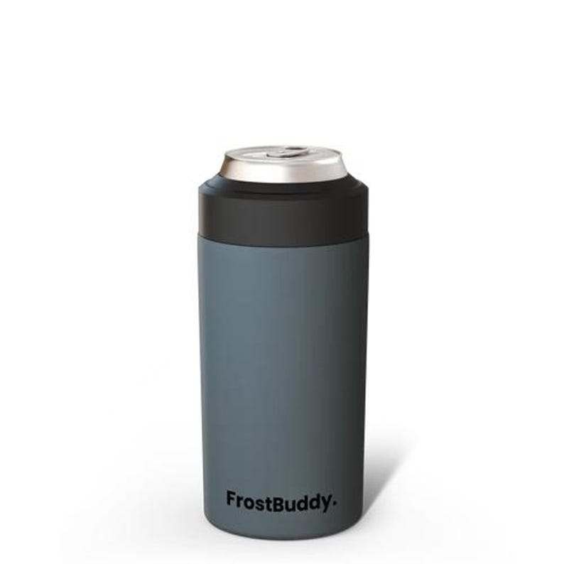 Puede incluir: Un enfriador de latas aislado en color azul pizarra mate con un borde negro y una parte superior de metal plateado. El nombre de la marca FrostBuddy est&aacute; impreso en letras negras cerca de la base del recipiente cil&iacute;ndrico para latas.